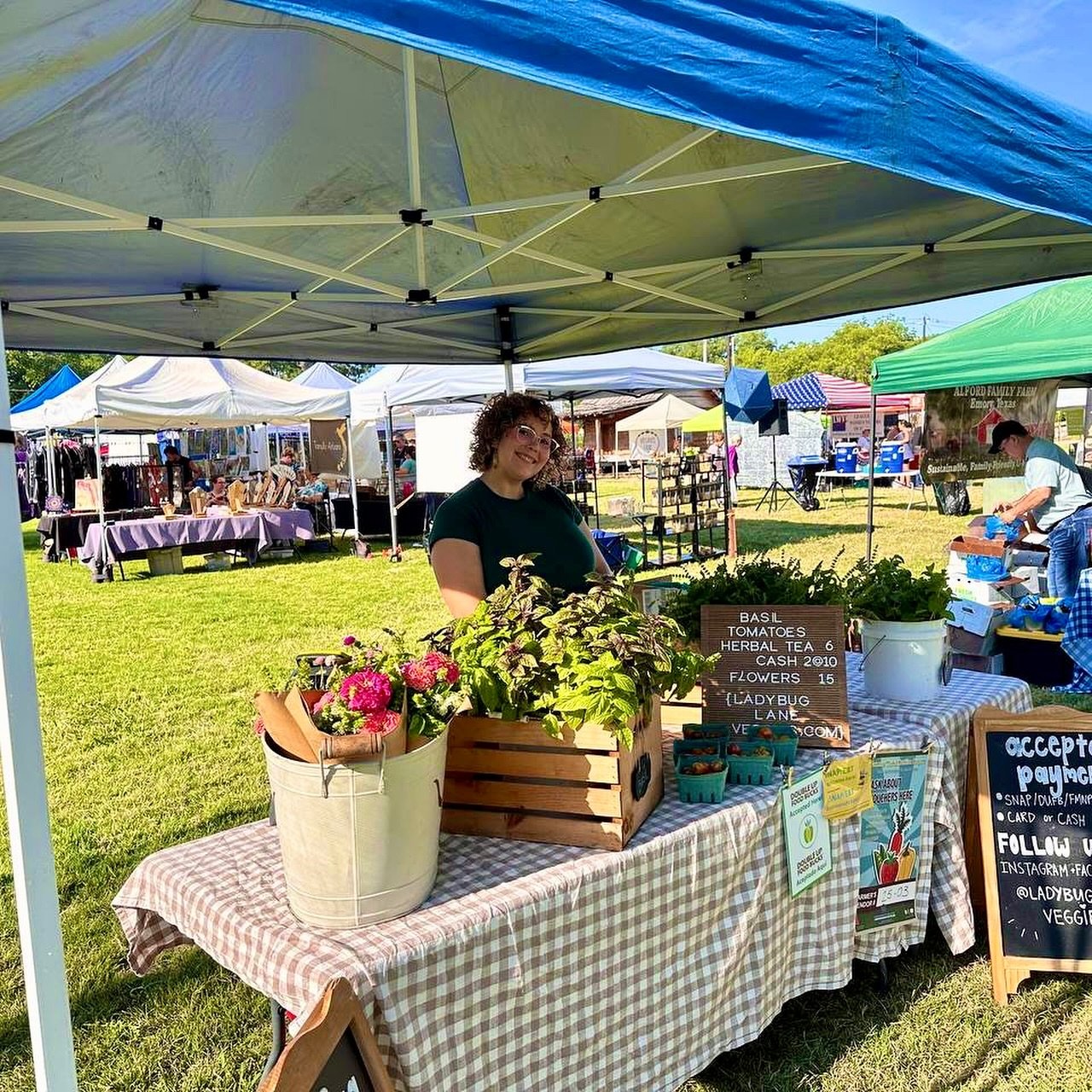 Flowers, art, and crafts: always local and always full of personality!
